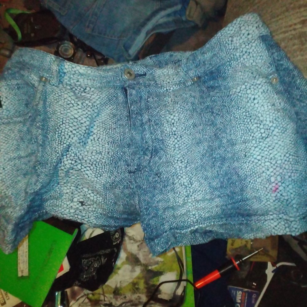 Guess mid rise vintage rattlesnake print shorts